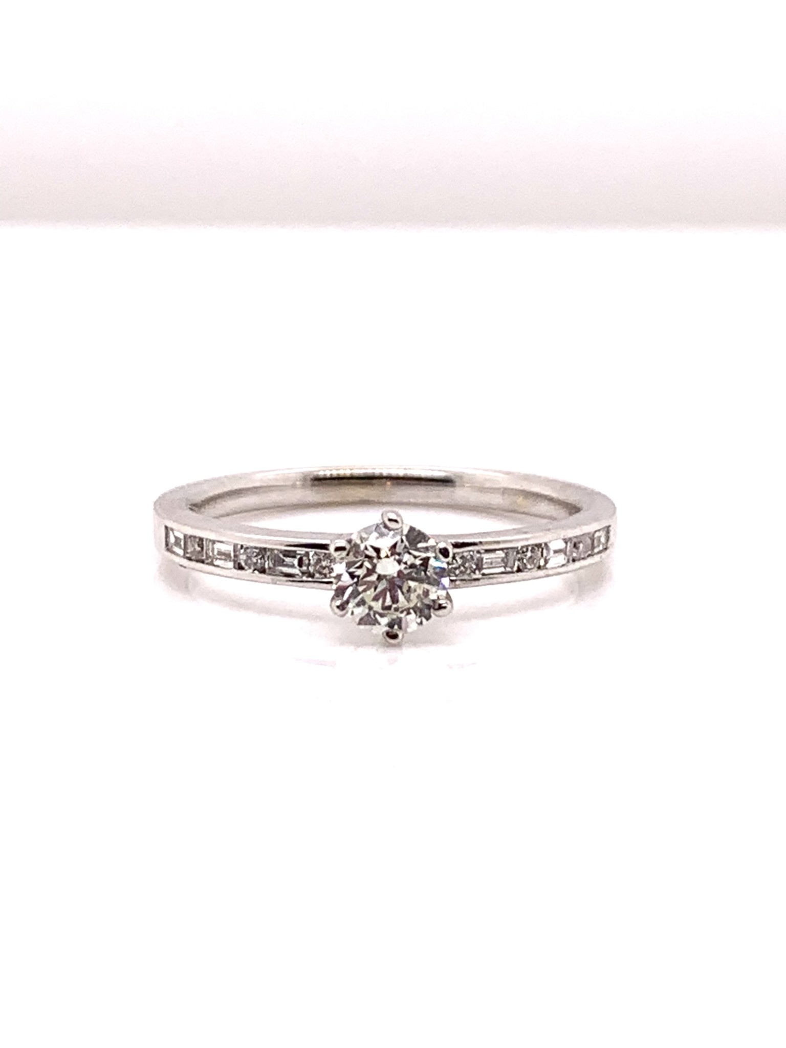 18k white gold 0.37 ct (center) diamond engagement ring size 6.5
