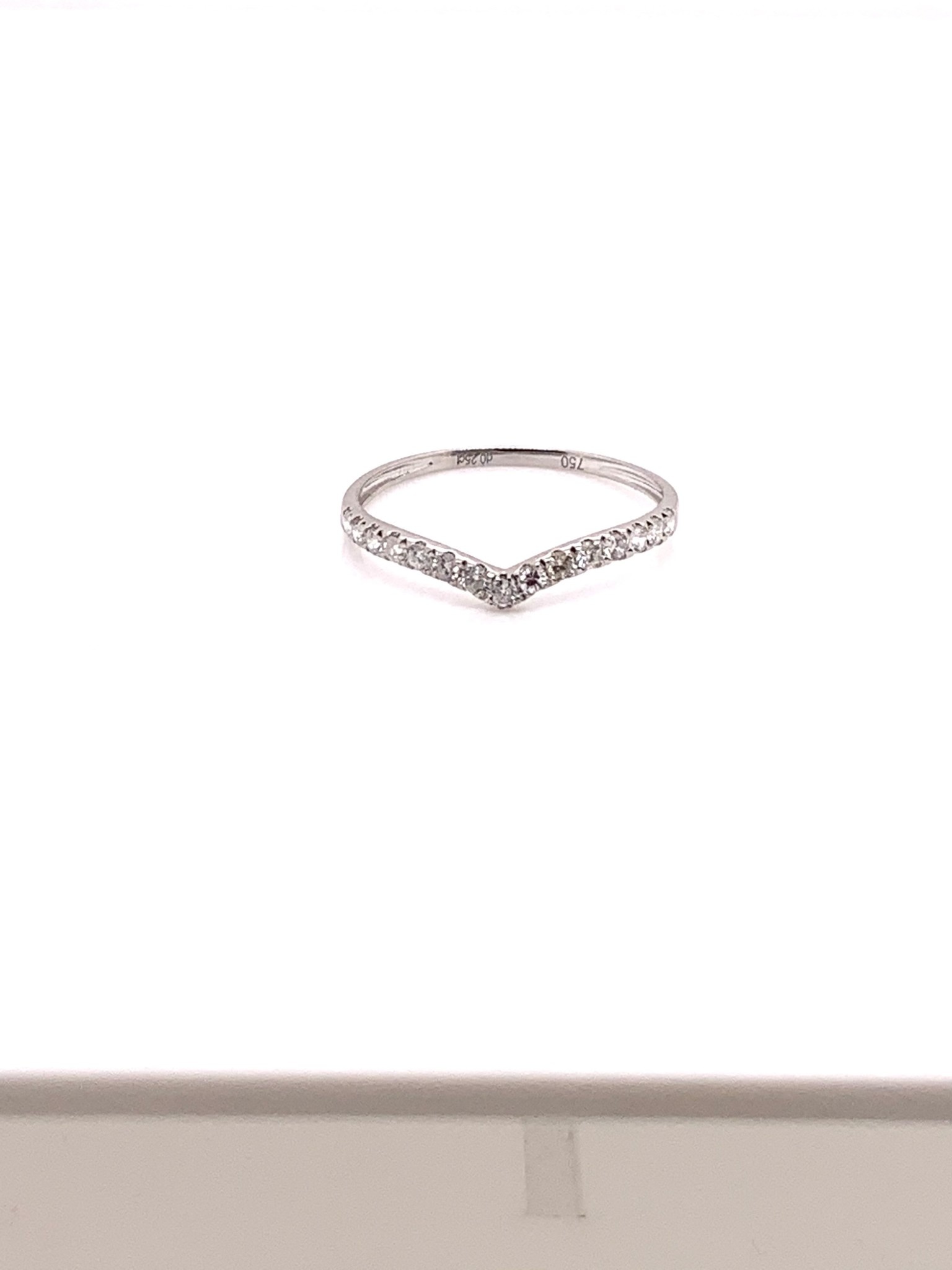 18K white gold 0.25 carat 15-stone diamond curved ring size 7