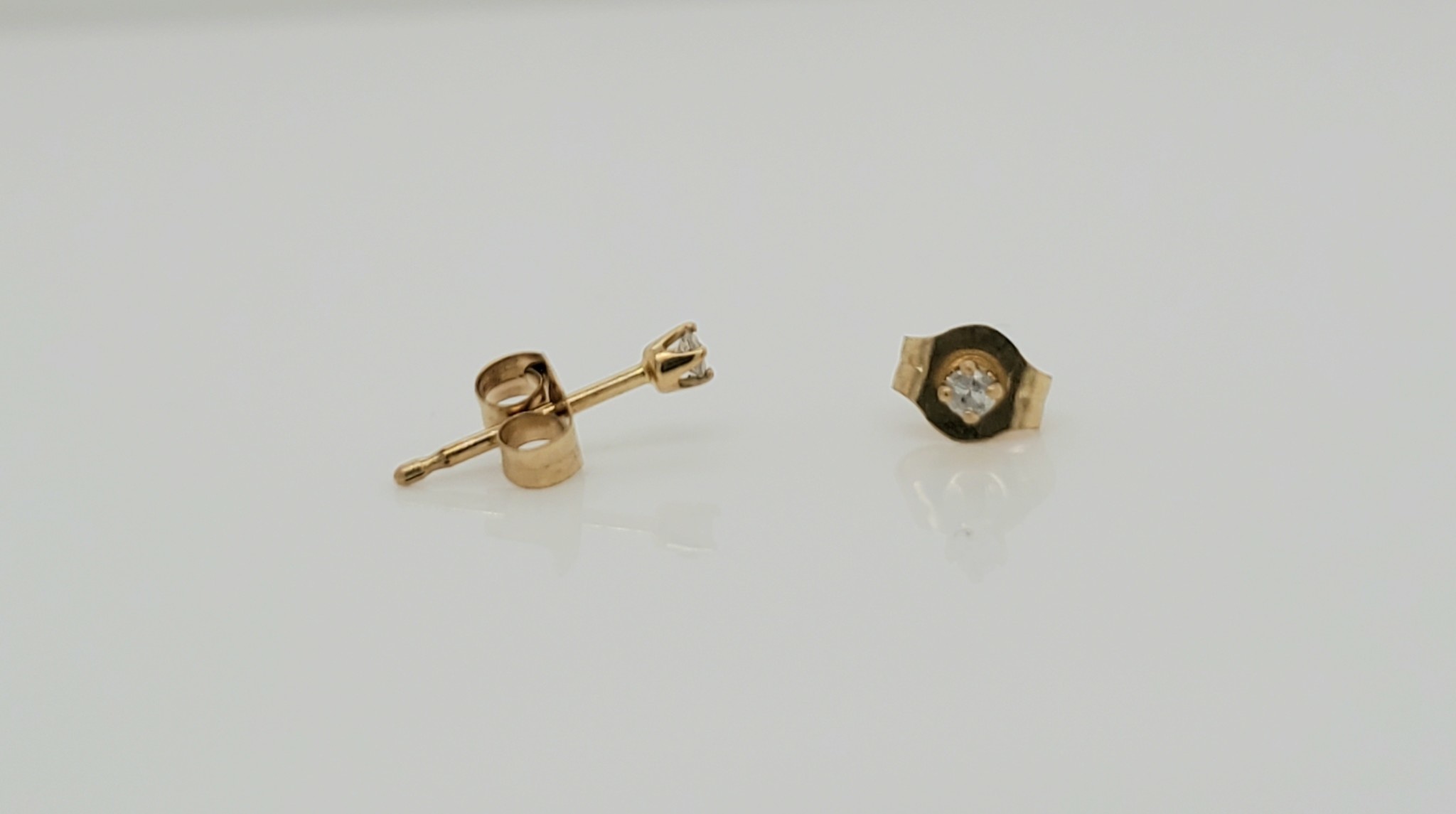 14KT Yellow Gold 0.05 CTW Diamond Stud Earrings