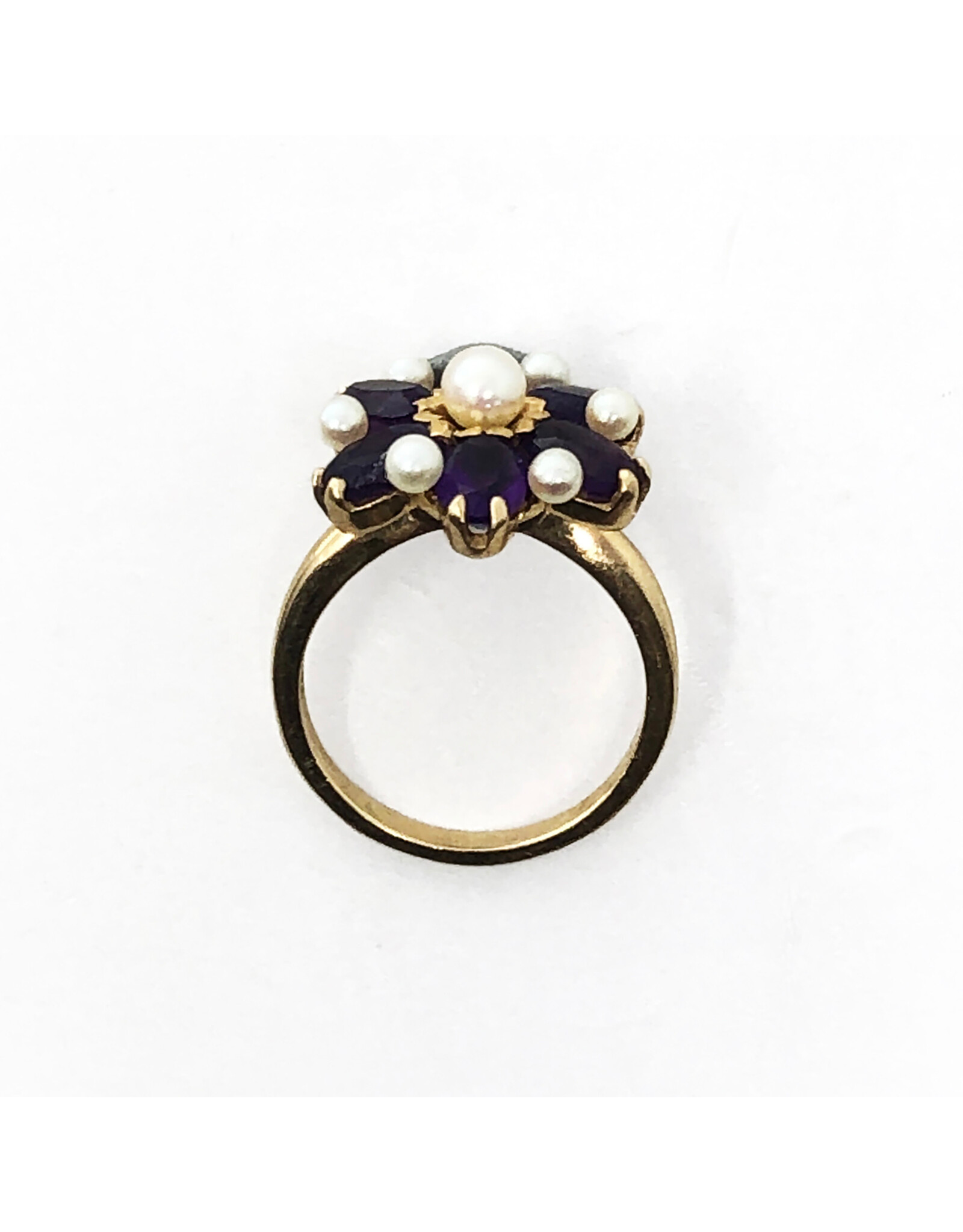14K Gold Ring with Pearl Surrounded by 6 Oval-Cut Amethysts and 6 Smaller Pearls