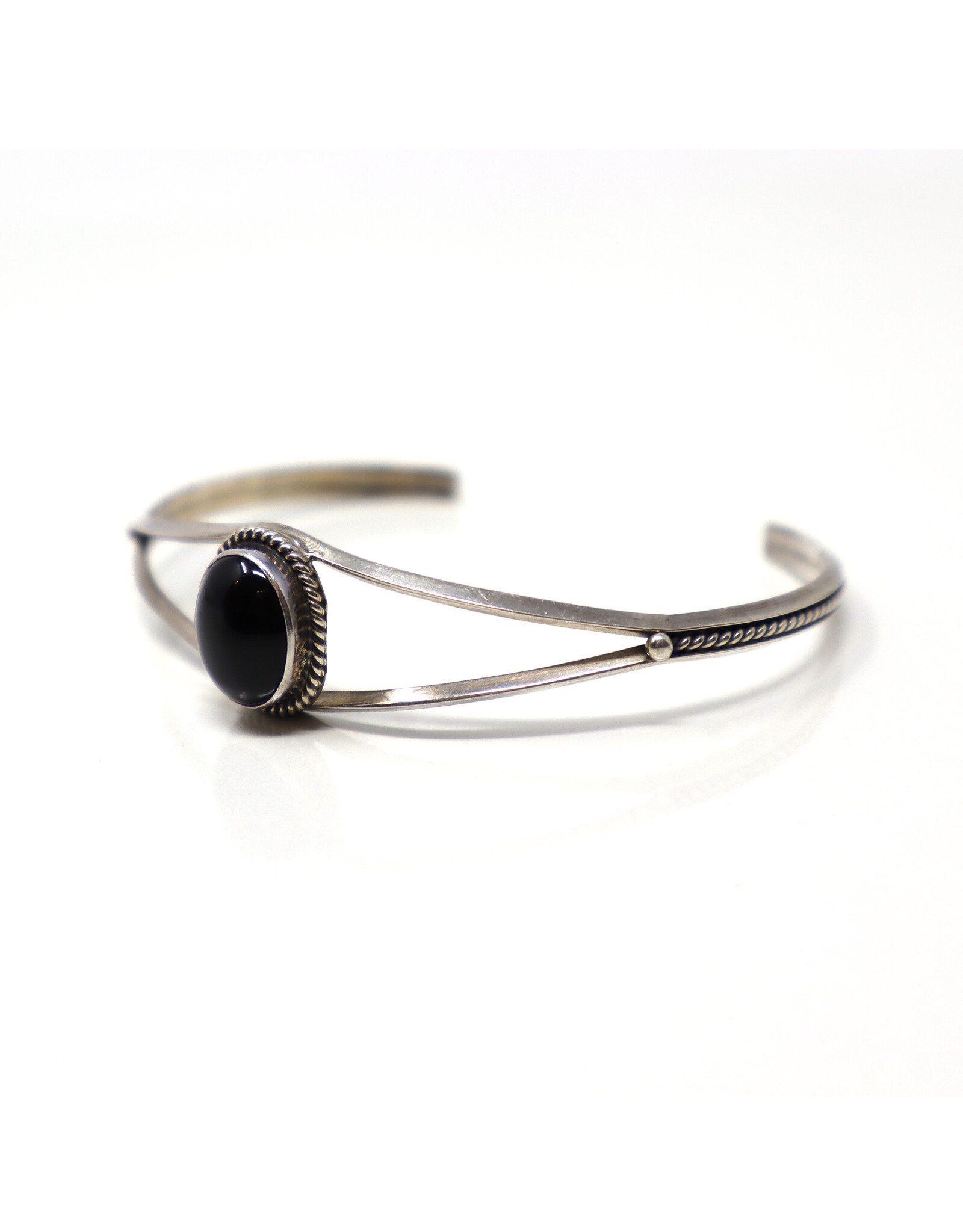 Onyx Cabochon Narrow Split-Shank Sterling Navajo Bracelet with Cord Motif