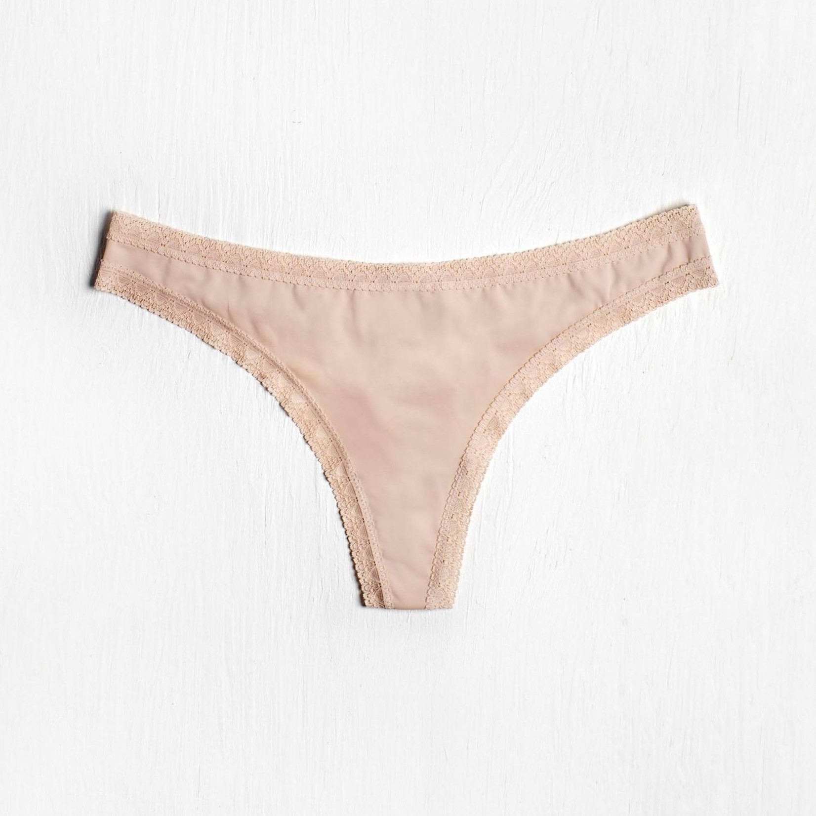 Blush The micro-tanga à bordure de dentelle Nude