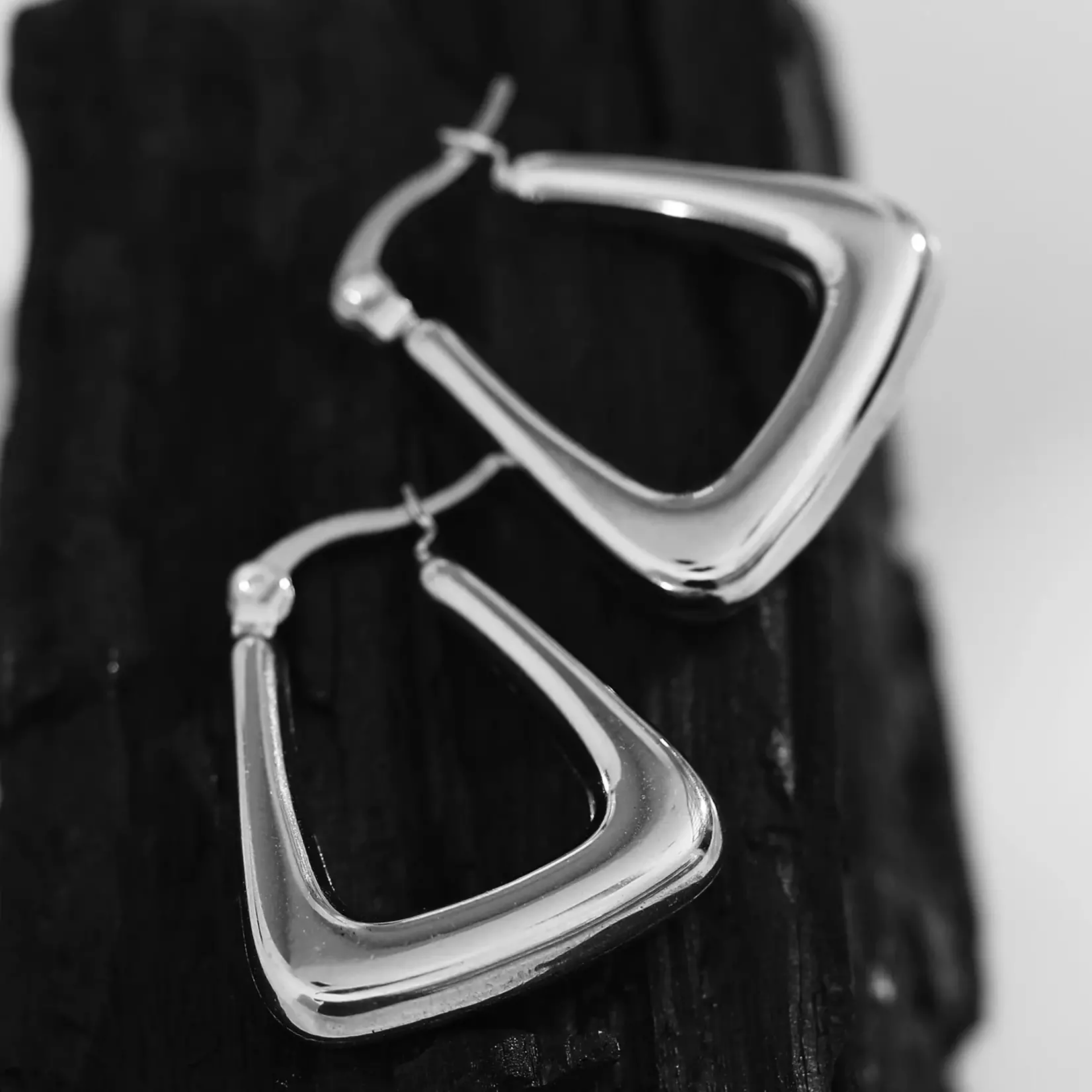Hackney Nine ANIKA Boucles d'oreilles triangulaires en argent