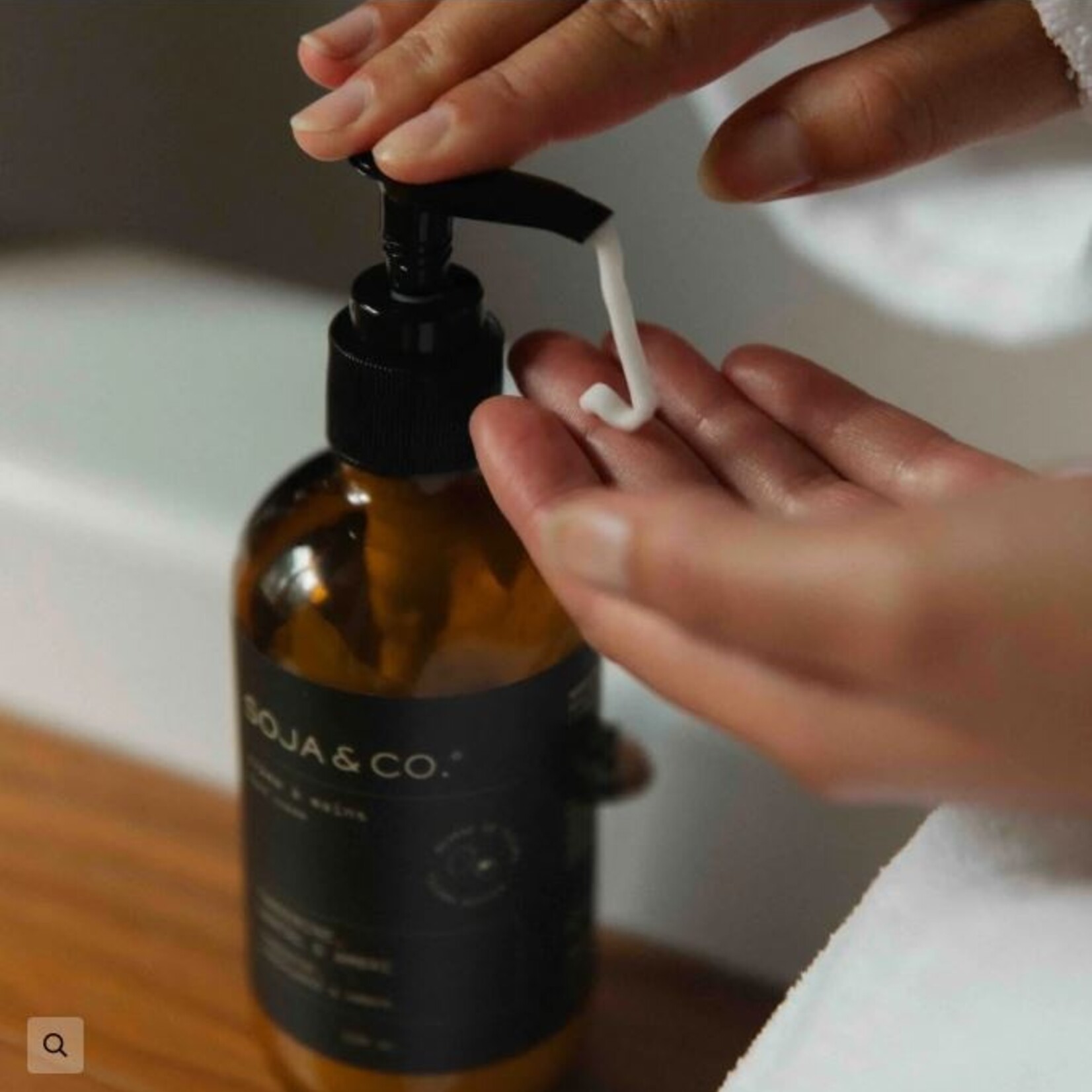 Soja&Co. Crème pour les mains - Mandarin, bois de santal & ambre