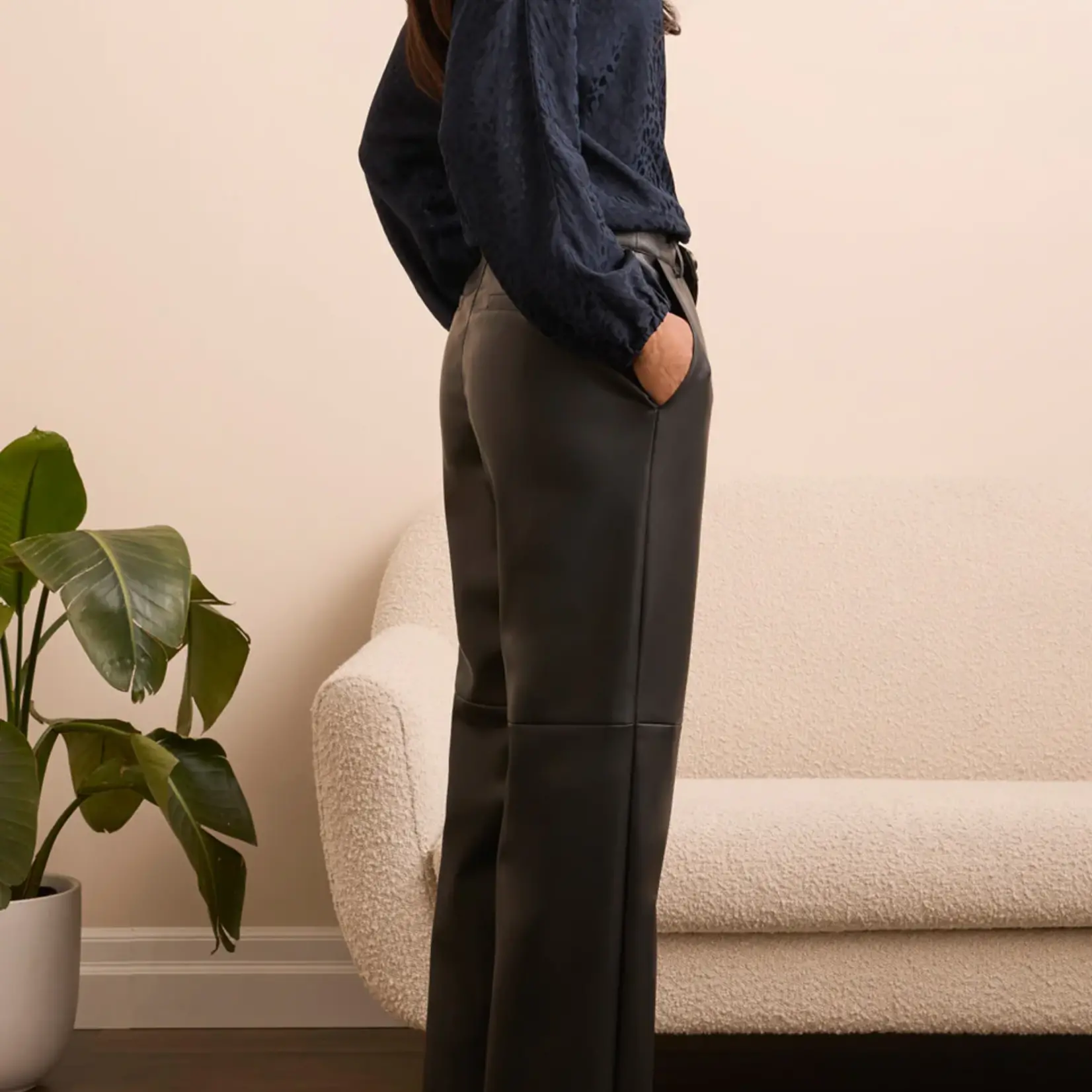 Pantalon à jambes droites avec découpe au genou - Noir