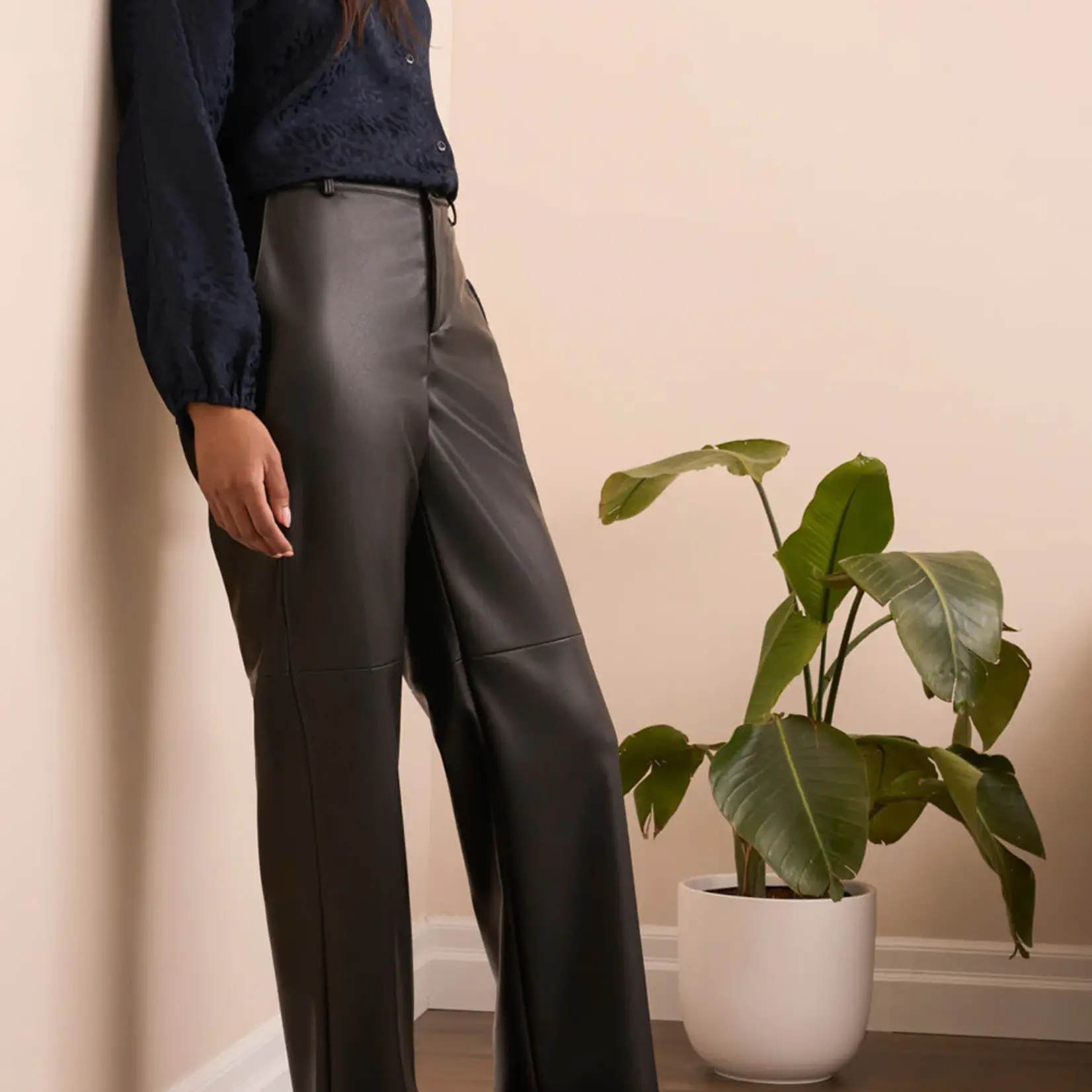 Pantalon à jambes droites avec découpe au genou - Noir