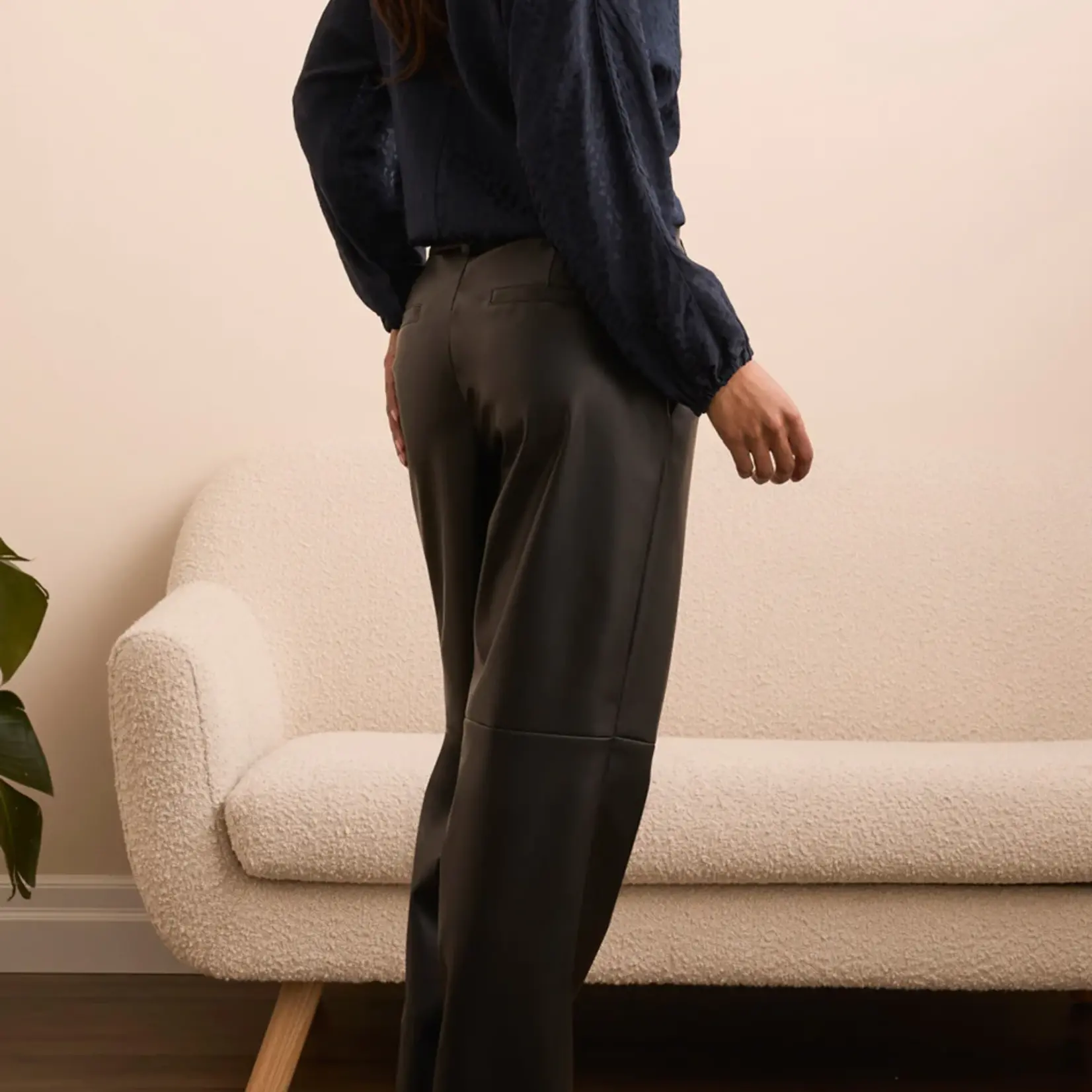 Pantalon à jambes droites avec découpe au genou - Noir