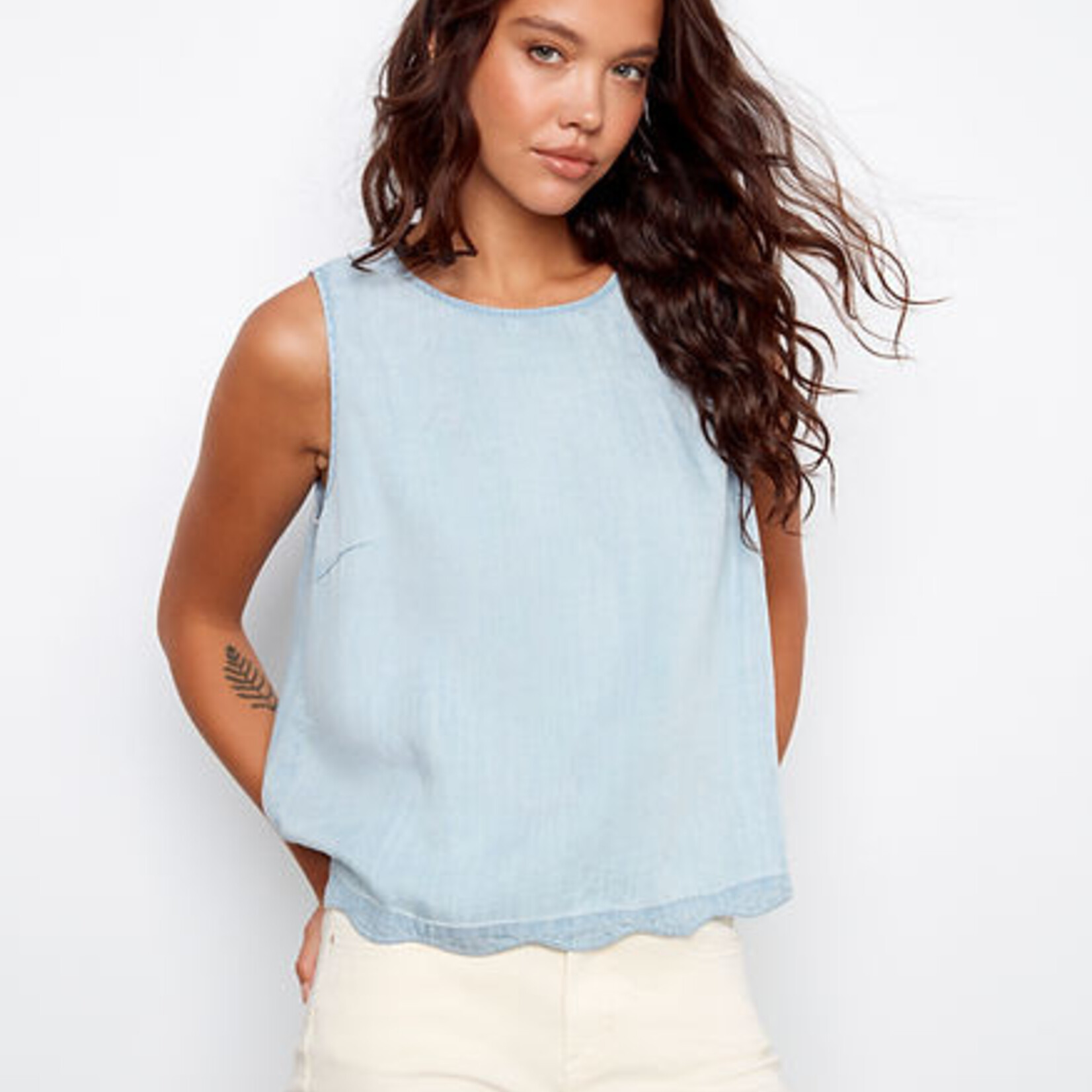 Charlie B Haut sans manche C4698 avec boutons dans le dos - Bleu pale
