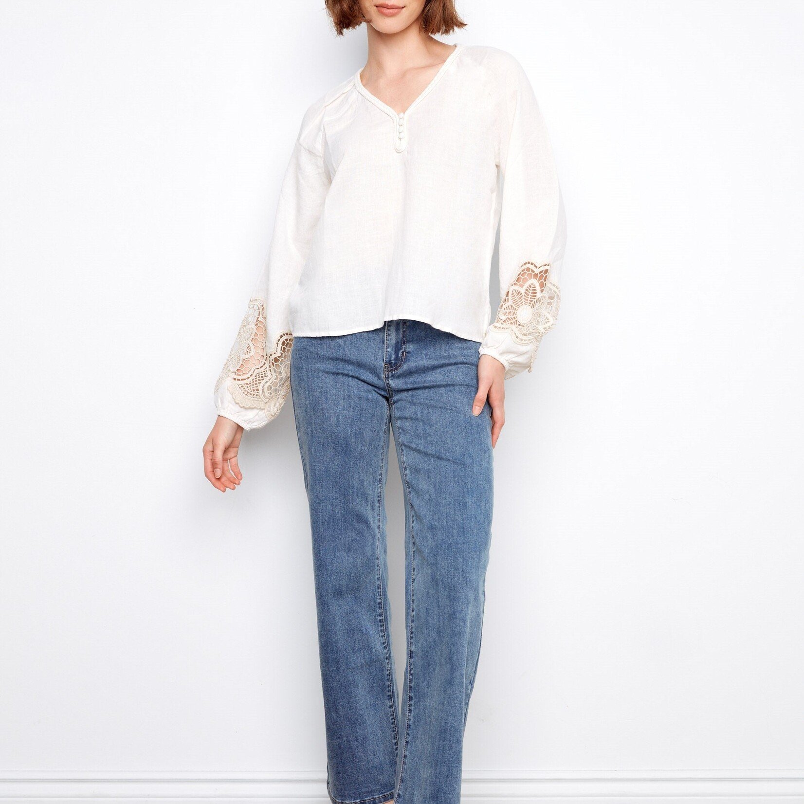 Charlie B Blouse C4703 manches longues en lin col en V - Blanc