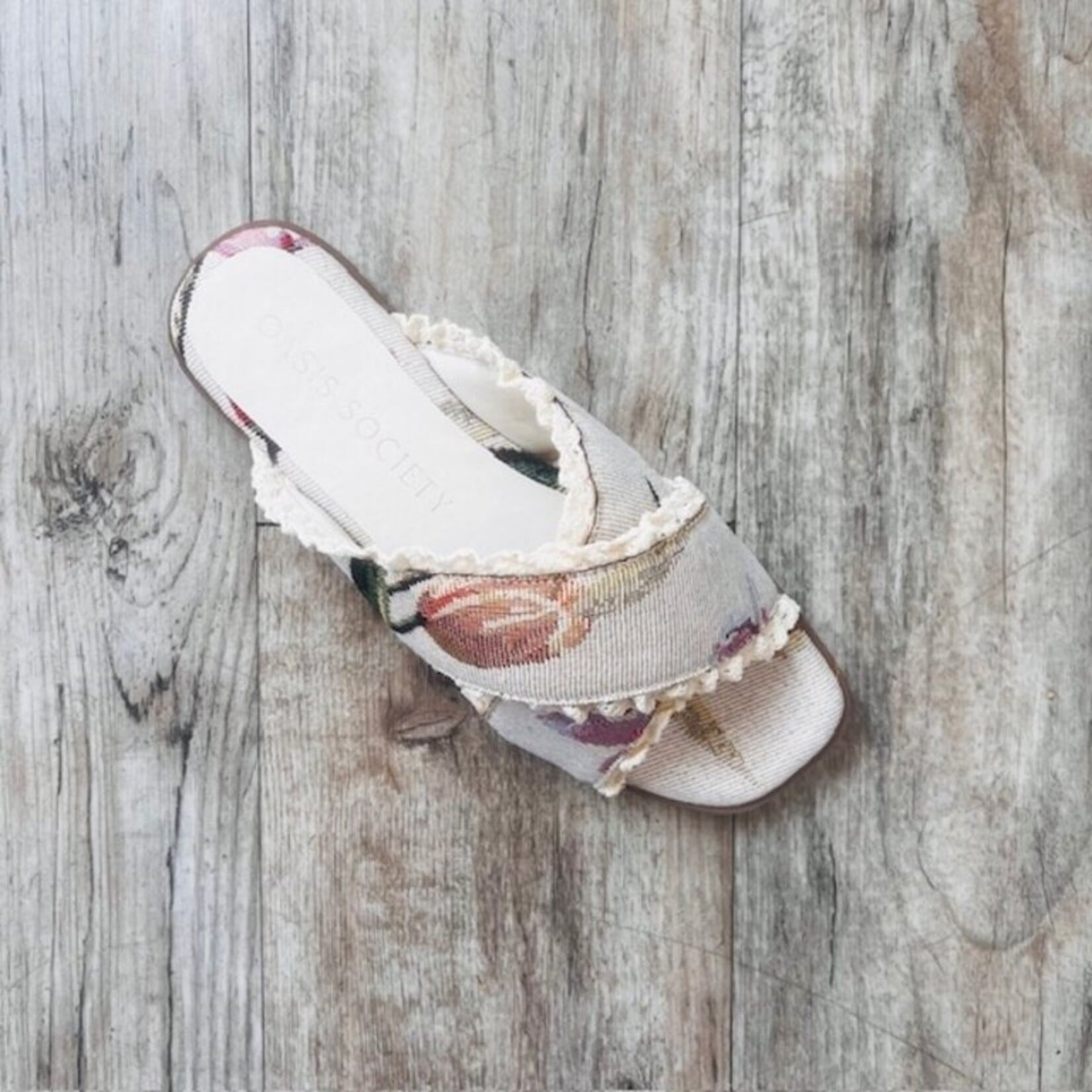 Oasis Society Allie bordure en dentelle en forme de tulipe et à lanières croisées - Beige