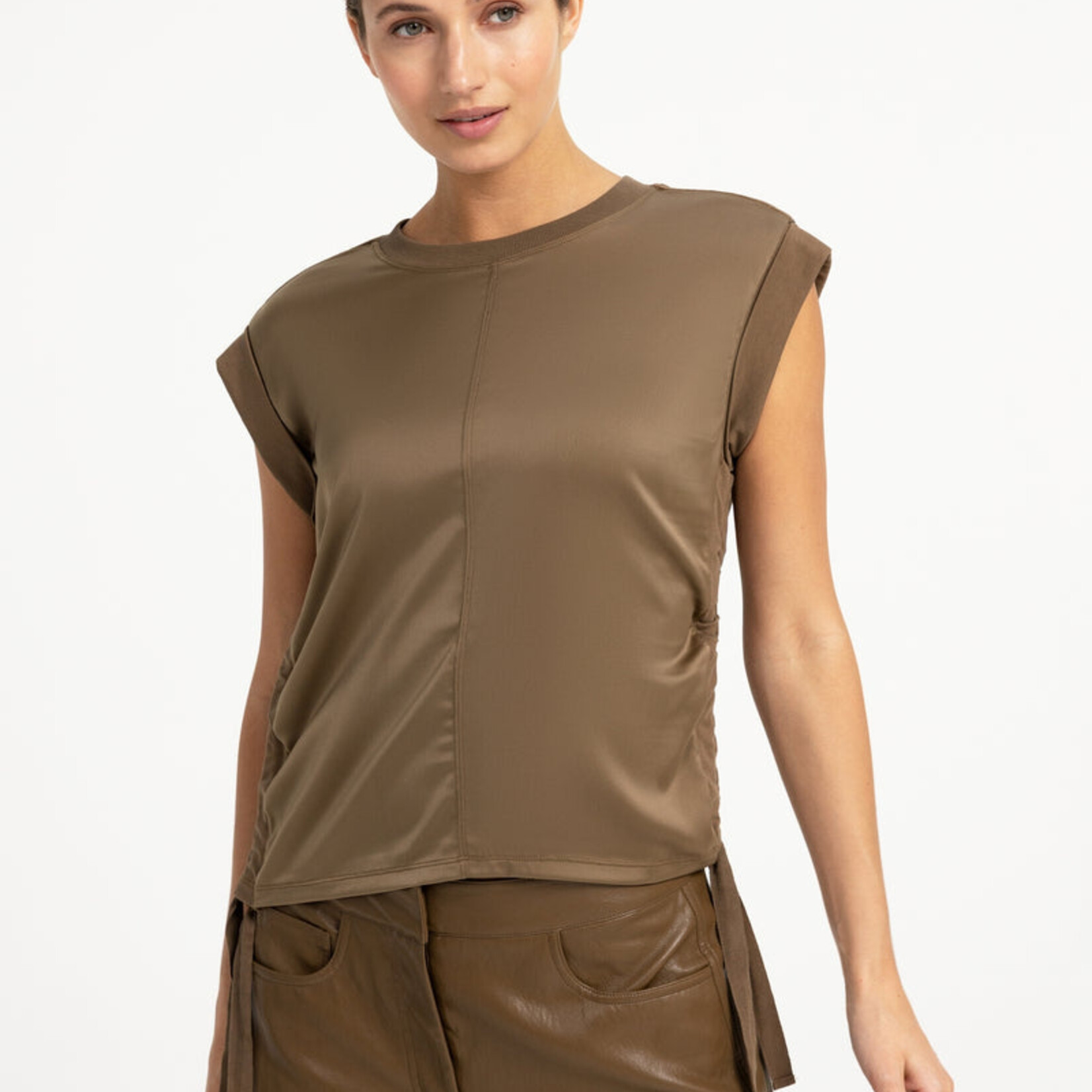 Yaya Top sans manche satiné - Teak brown
