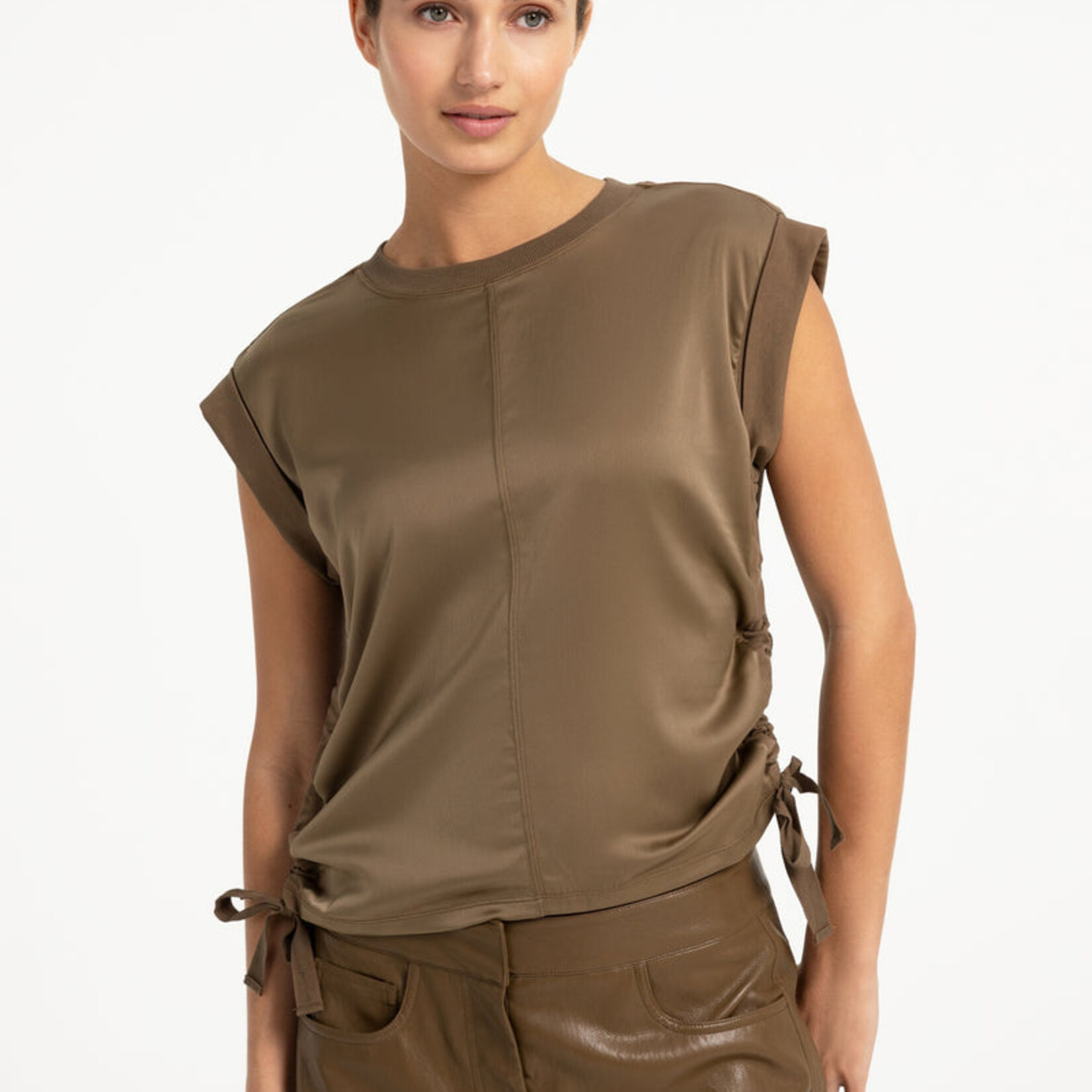 Yaya Top sans manche satiné - Teak brown