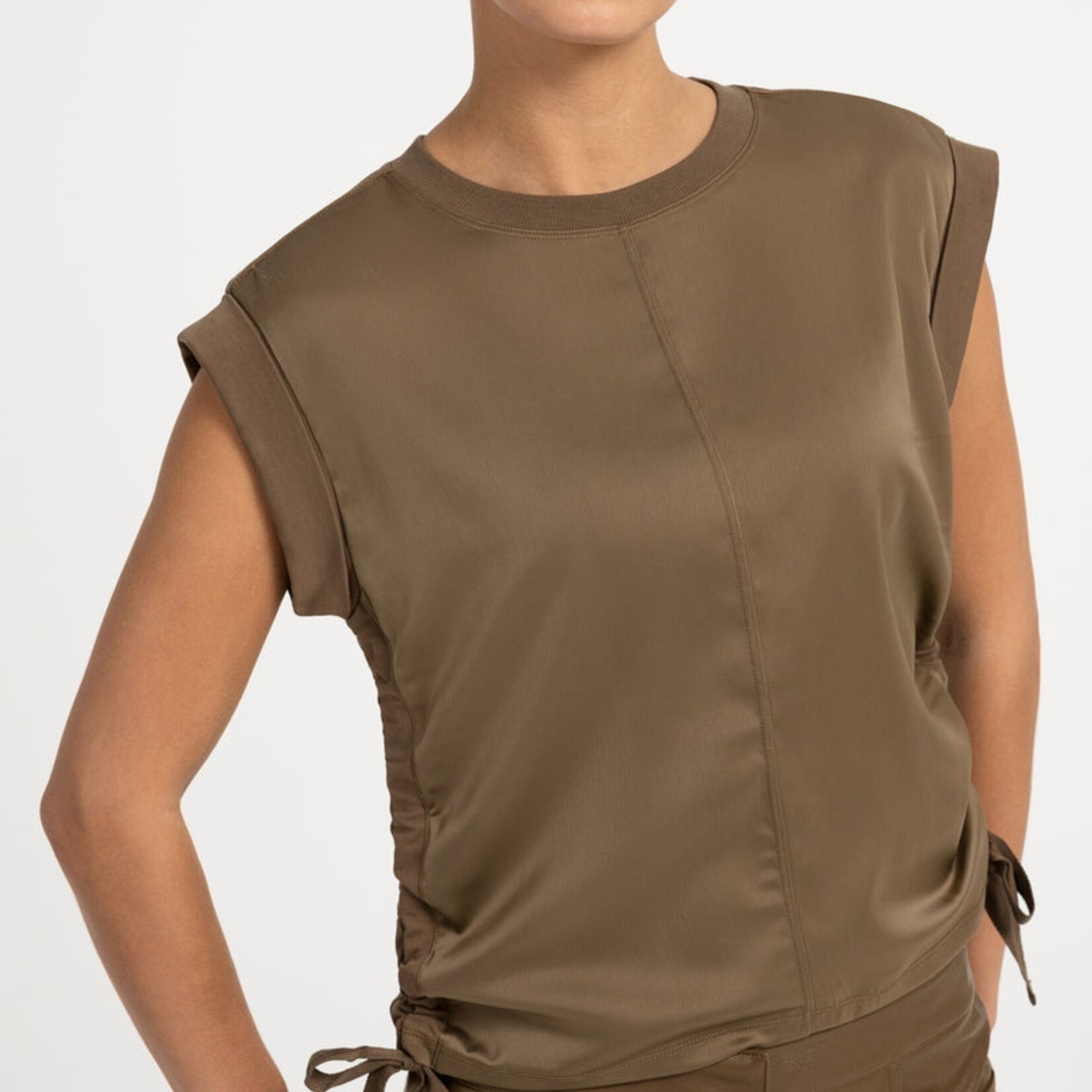 Yaya Top sans manche satiné - Teak brown