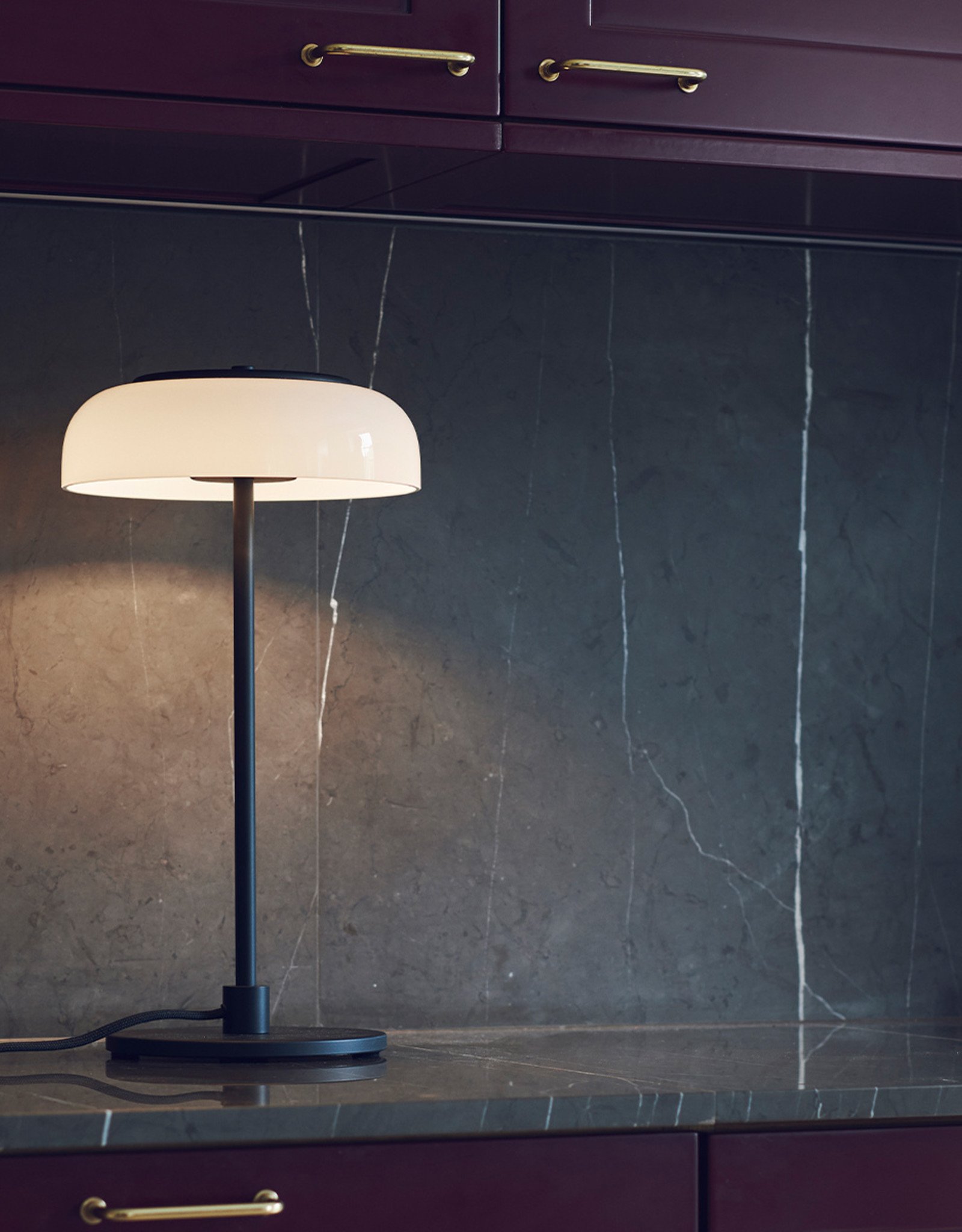 Nuura Blossi table light by Sofie Refer | Nordic black /opal