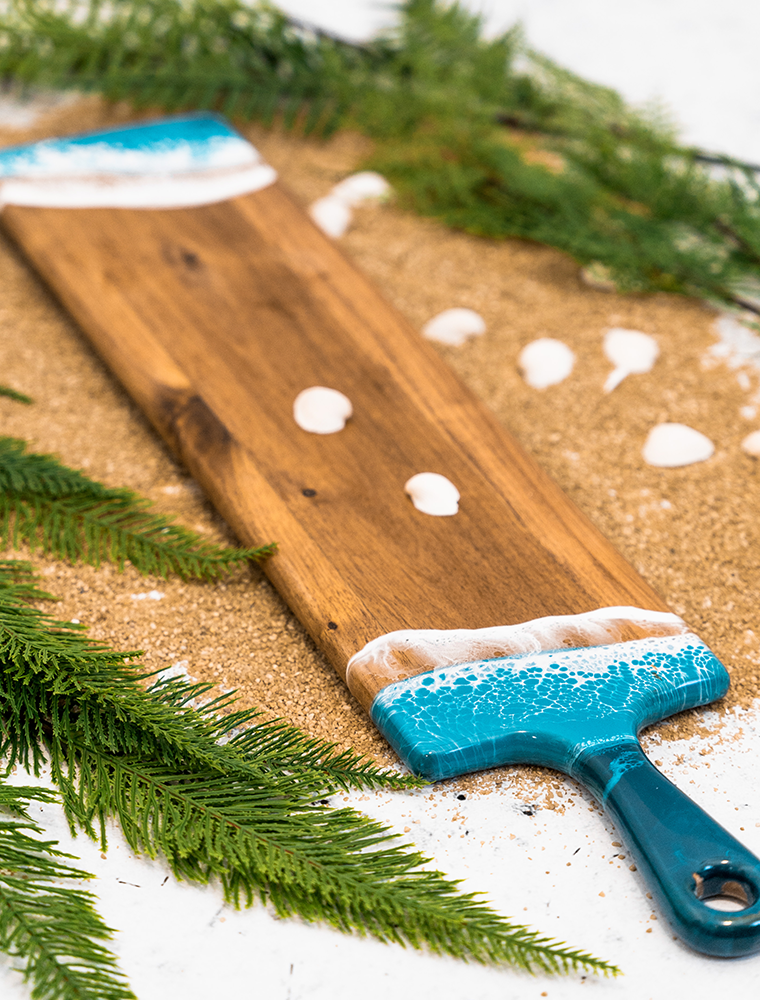 LYNN & LIANA SERVEWARE Baguette Acacia Board in Ocean Vibes
