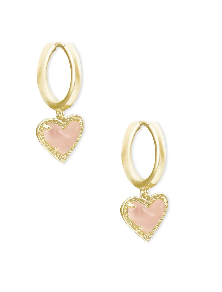 KENDRA SCOTT DESIGN Ari Heart Gold Huggie Earrings in Rose Quartz