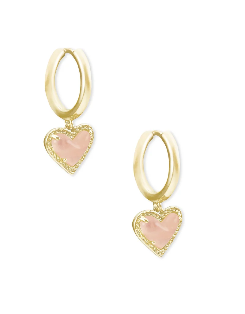 KENDRA SCOTT DESIGN Ari Heart Gold Huggie Earrings in Rose Quartz