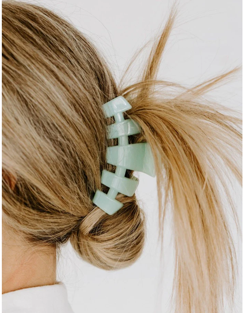 TELETIES Medium Classic Claw Hair Clip in Tortoise