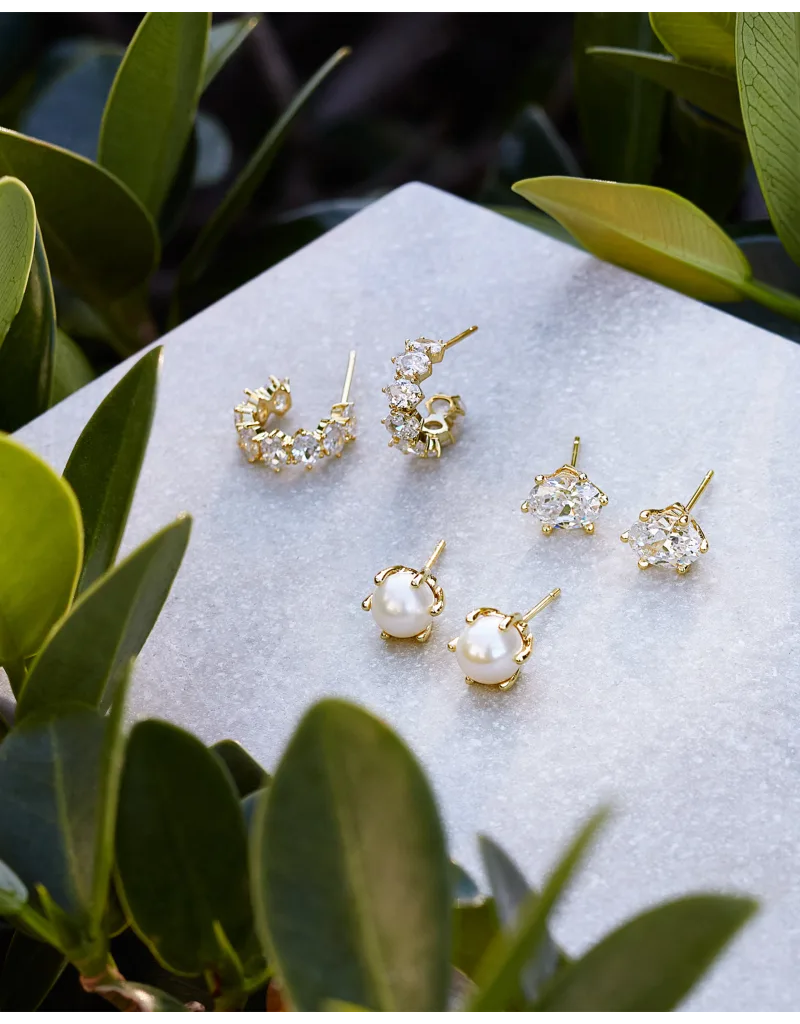 KENDRA SCOTT DESIGN Cailin Gold Crystal Huggie Earrings in White Crystal