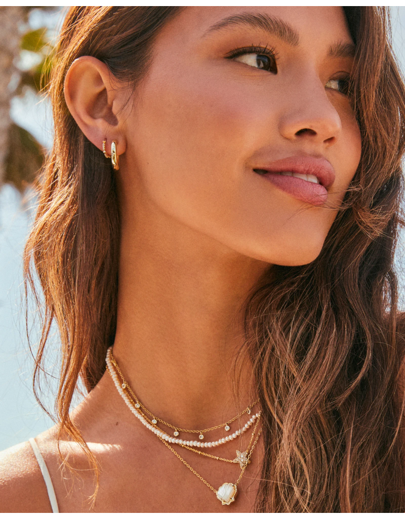 KENDRA SCOTT DESIGN Brynne Gold Shell Short Pendant Necklace in Ivory Mother-of-Pearl