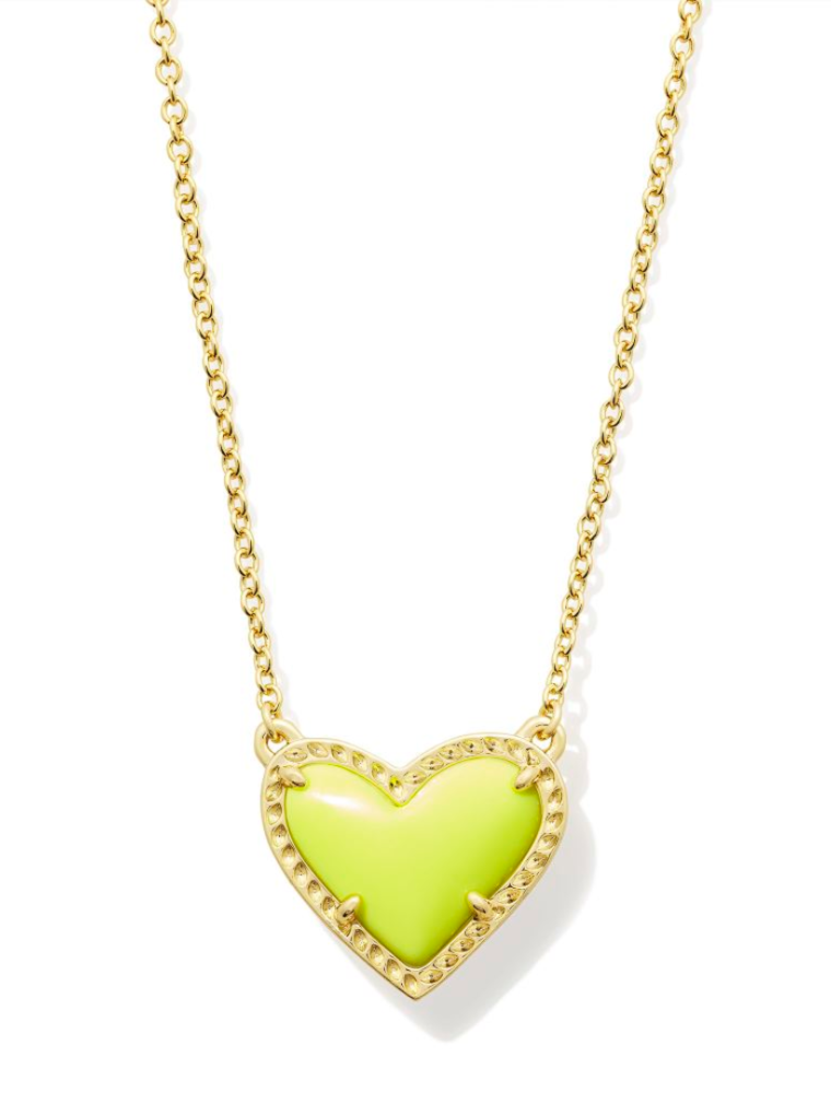 KENDRA SCOTT DESIGN Ari Heart Gold Short Pendant Necklace in Chartreuse Magnesite