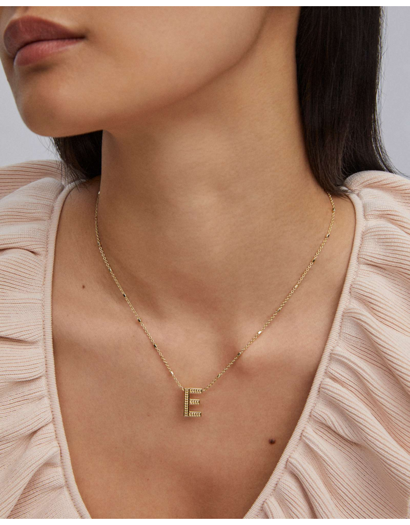 KENDRA SCOTT DESIGN Letter E Pendant Necklace in Gold