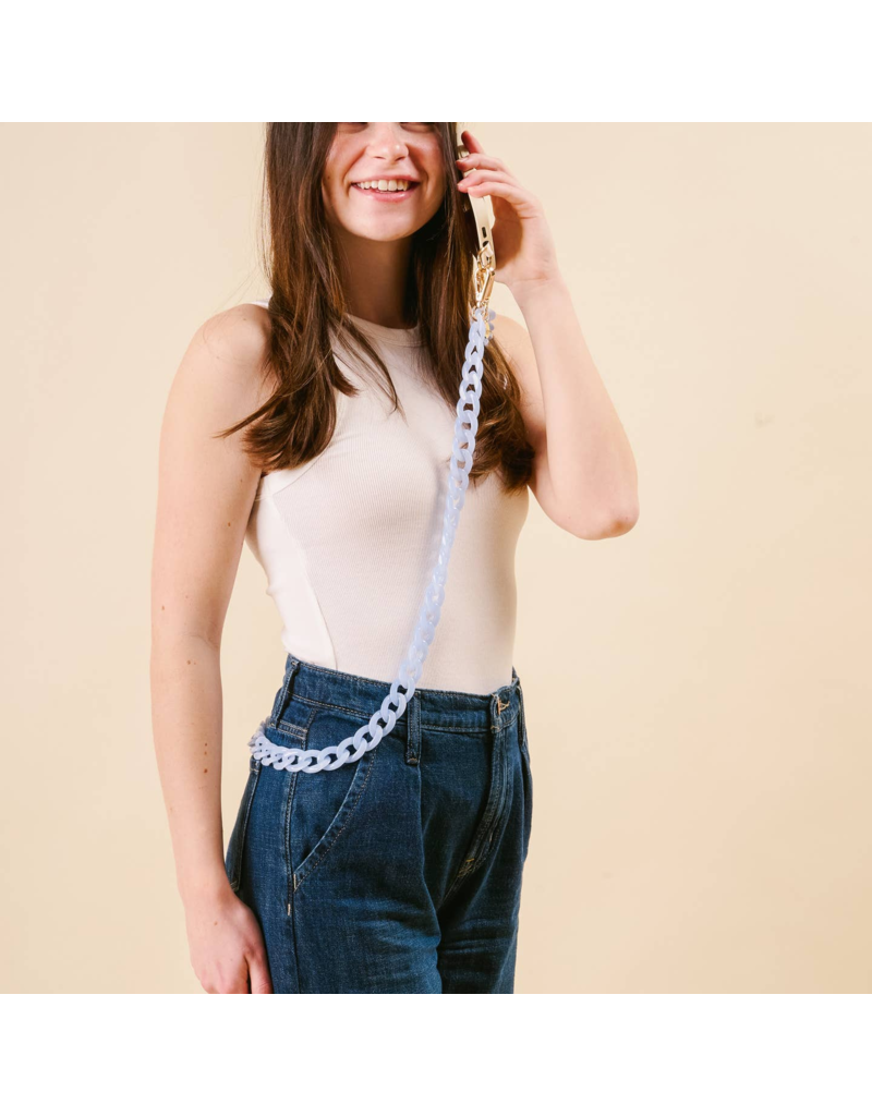 THE DARLING EFFECT Hold The Phone Crossbody Chain in Sky Blue