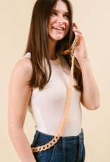 THE DARLING EFFECT Hold The Phone Crossbody Chain in Peach