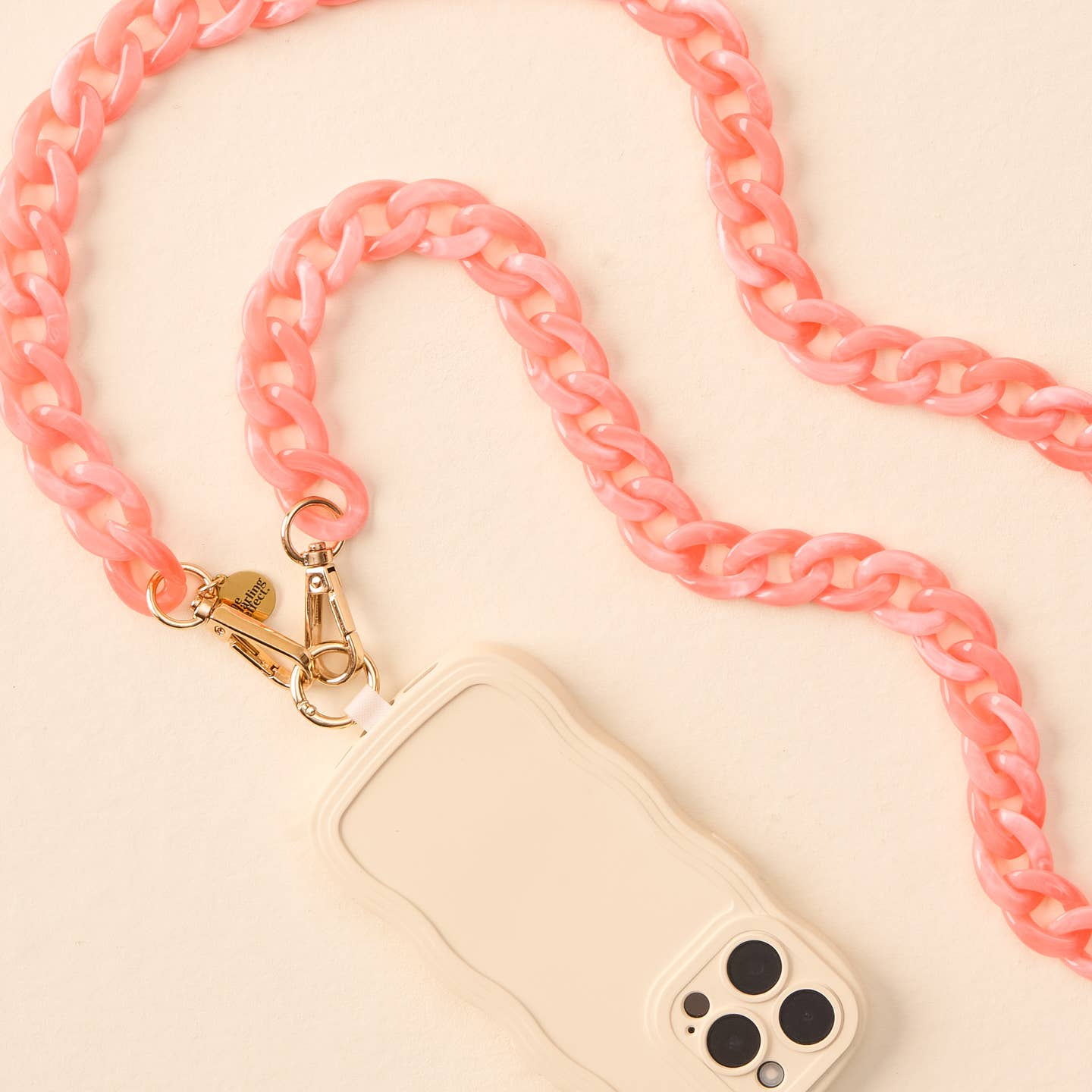 THE DARLING EFFECT Hold The Phone Crossbody Chain in Bubblegum