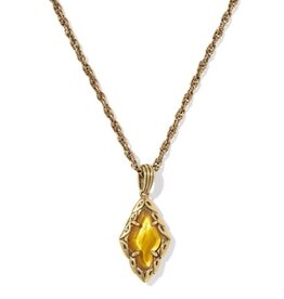 KENDRA SCOTT DESIGN Adeline Vintage Gold Short Pendant Necklace in Marbled Amber Illusion