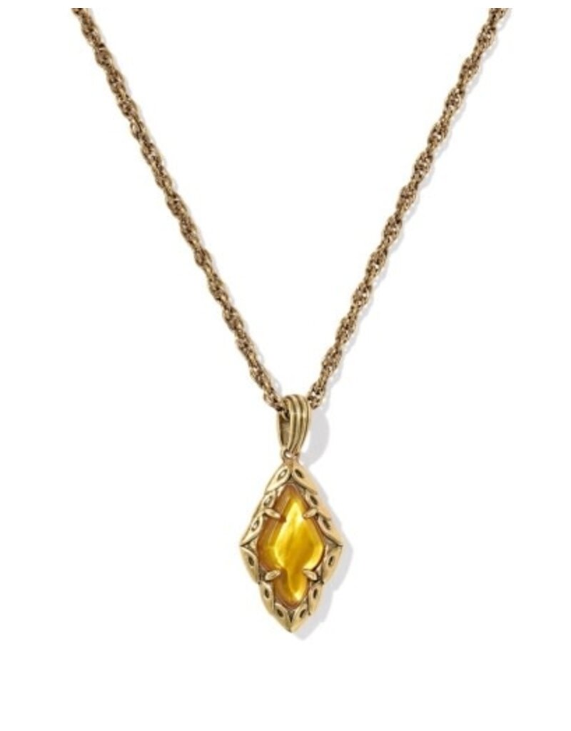 KENDRA SCOTT DESIGN Adeline Vintage Gold Short Pendant Necklace in Marbled Amber Illusion
