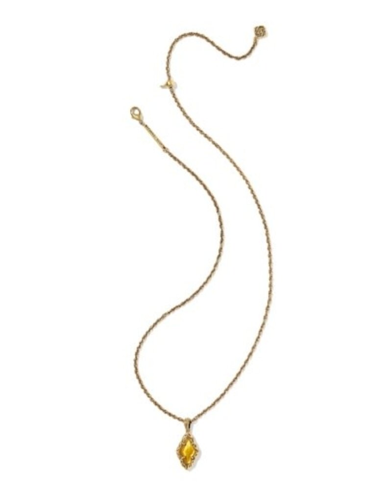 KENDRA SCOTT DESIGN Adeline Vintage Gold Short Pendant Necklace in Marbled Amber Illusion