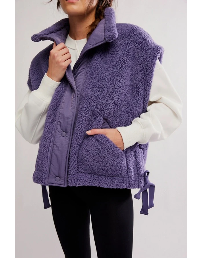 FREE PEOPLE MOVEMENT Scout It Out Fleece Vest in Graphite