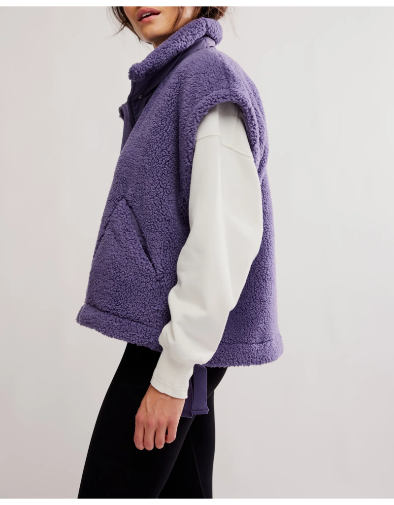 FREE PEOPLE MOVEMENT Scout It Out Fleece Vest in Graphite