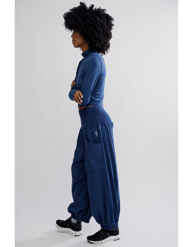 FREE PEOPLE MOVEMENT Up In The Air Set in Midnight Navy