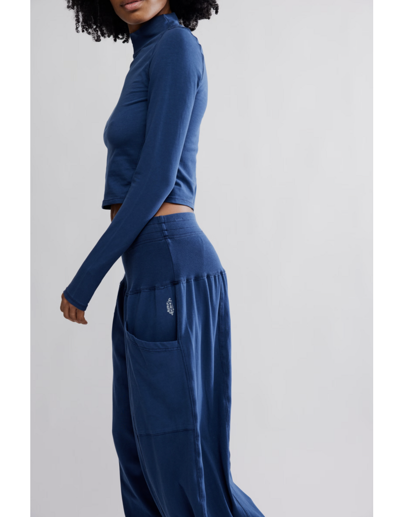 FREE PEOPLE MOVEMENT Up In The Air Set in Midnight Navy