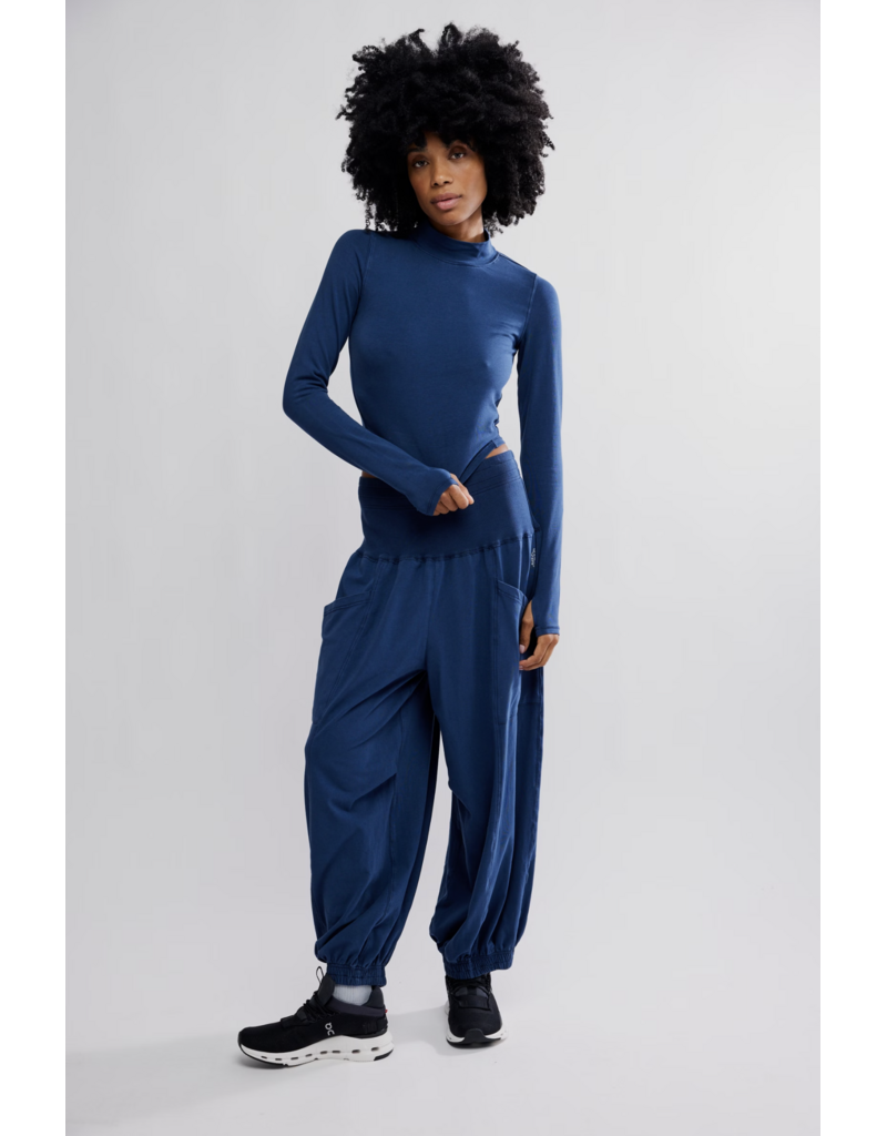 FREE PEOPLE MOVEMENT Up In The Air Set in Midnight Navy