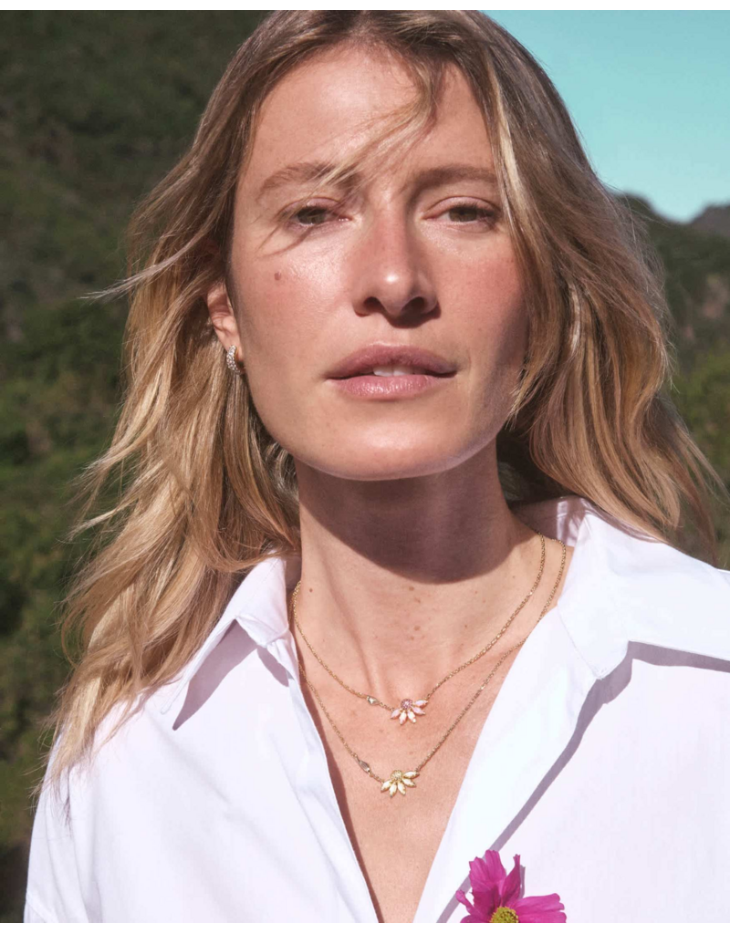 KENDRA SCOTT DESIGN Anya Flower Gold Short Pendant Necklace in Ivory Mix