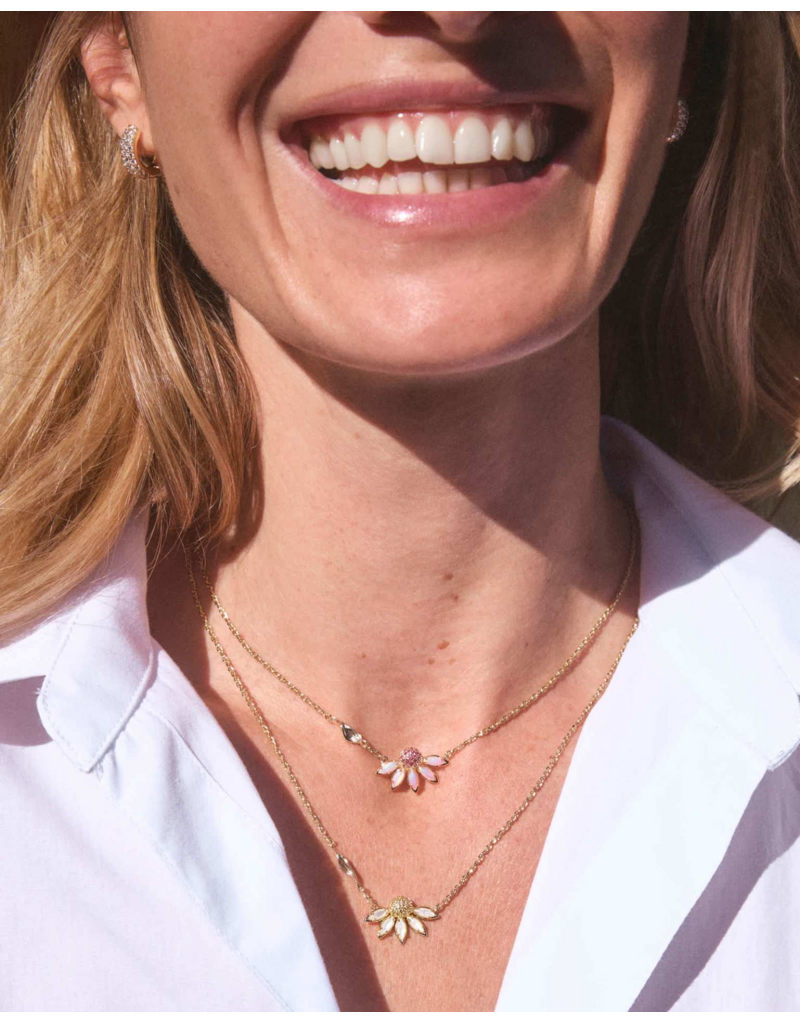 KENDRA SCOTT DESIGN Anya Flower Gold Short Pendant Necklace in Ivory Mix