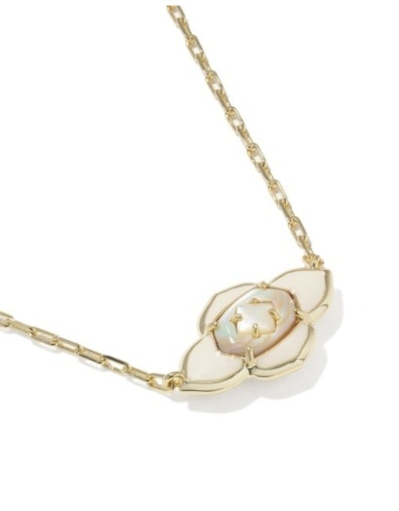 KENDRA SCOTT DESIGN Abbie Medallion Gold Short Pendant Necklace in Neutral Mix