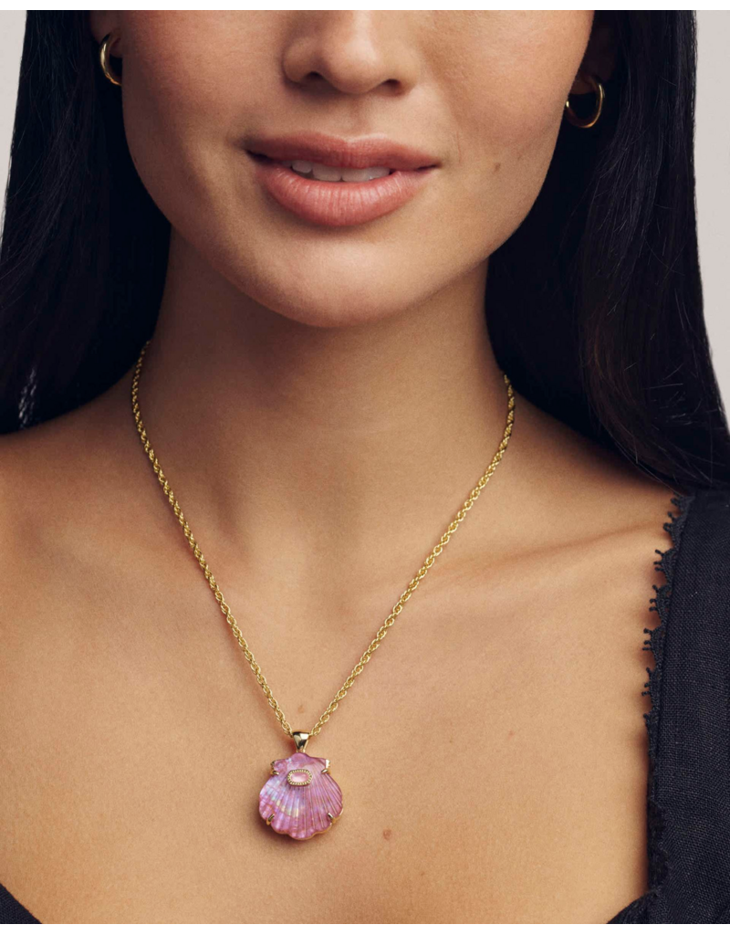 KENDRA SCOTT DESIGN Lucia Shell Gold Short Pendant Necklace in Light Mauve Illusion