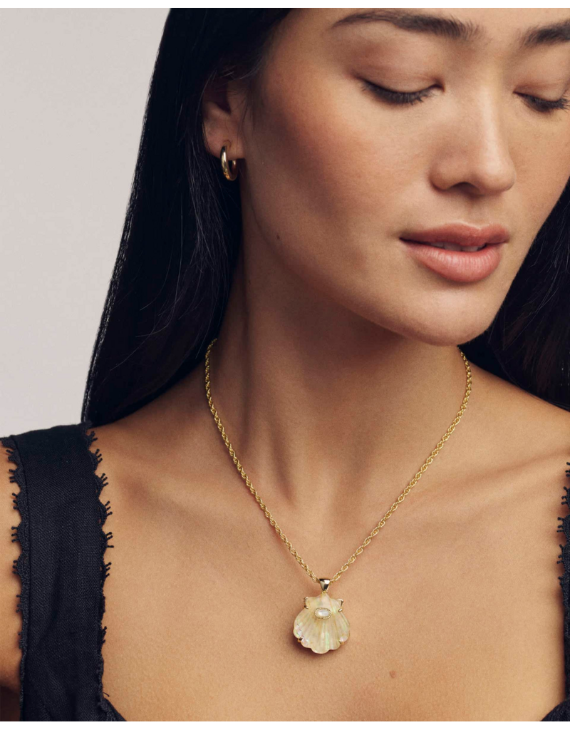 KENDRA SCOTT DESIGN Lucia Shell Gold Short Pendant Necklace in Iridescent Abalone