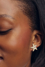 KENDRA SCOTT DESIGN Parker Starfish Gold Stud Earrings in Natural Mother-of-Pearl