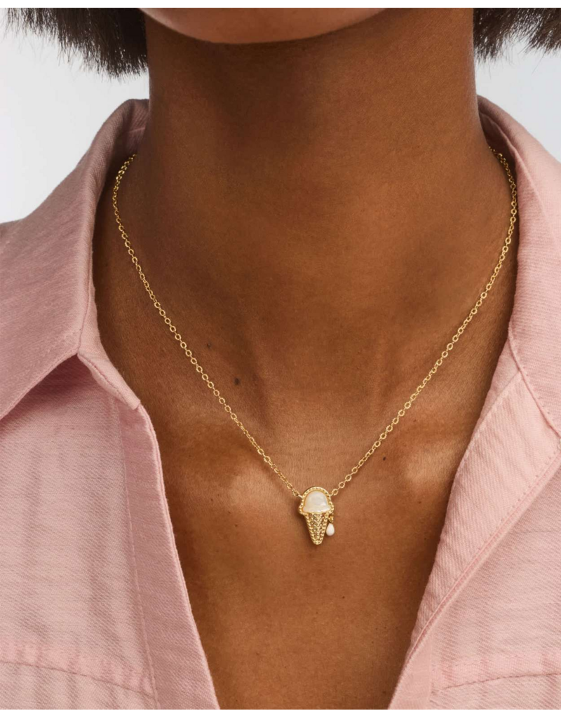 KENDRA SCOTT DESIGN Ice Cream Gold Short Pendant Necklace in Ivory Mother-of-Pearl