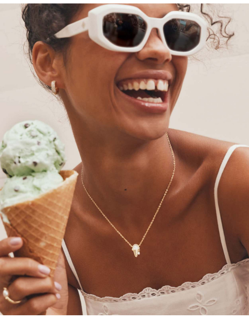 KENDRA SCOTT DESIGN Ice Cream Gold Short Pendant Necklace in Ivory Mother-of-Pearl