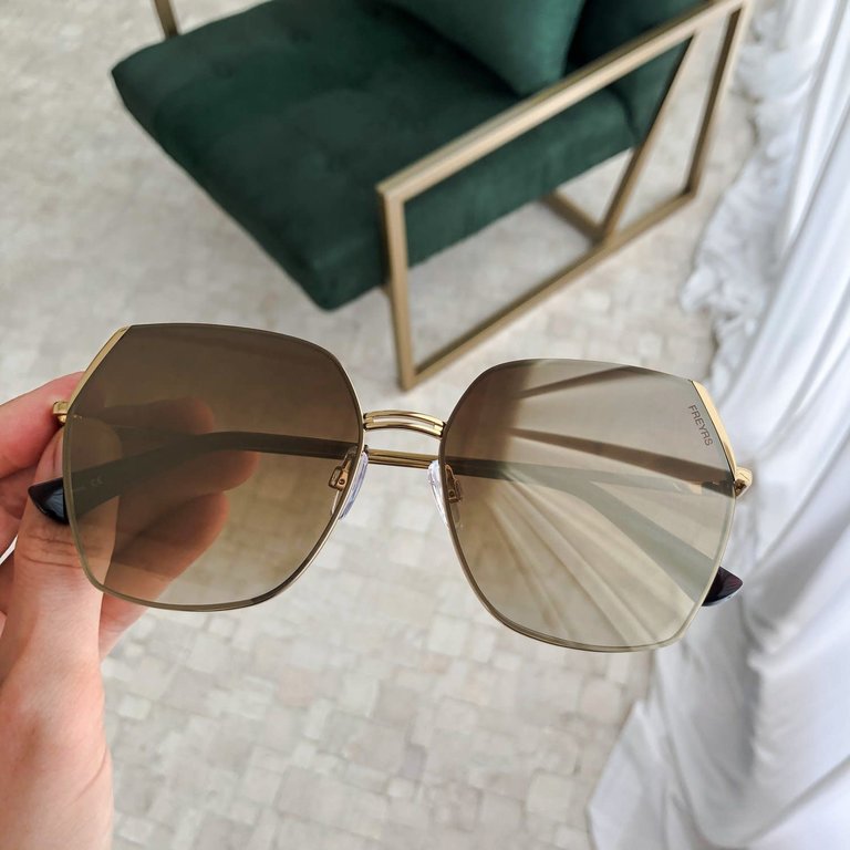 Freyrs Chelsie Sunglasses in Gold