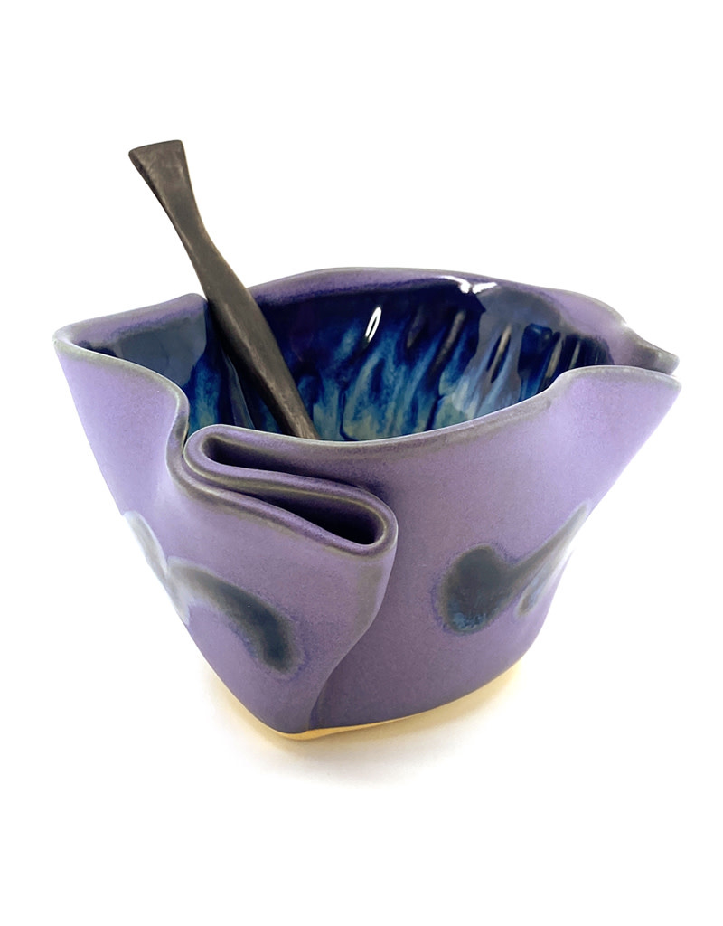 https://cdn.shoplightspeed.com/shops/636457/files/32473706/hilborn-pottery-periwinkle-guacamole-bowl-with-spo.jpg