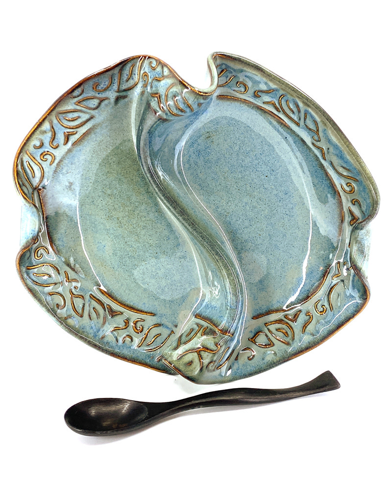 https://cdn.shoplightspeed.com/shops/636457/files/33078344/hilborn-pottery-blue-medley-2-sided-condiment-dish.jpg