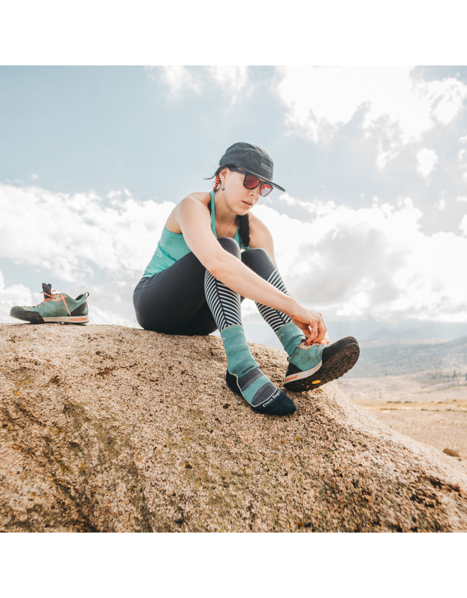 DARN TOUGH WOMEN LIGHT HIKER MICRO CREW LW W/CUSHION SOCK