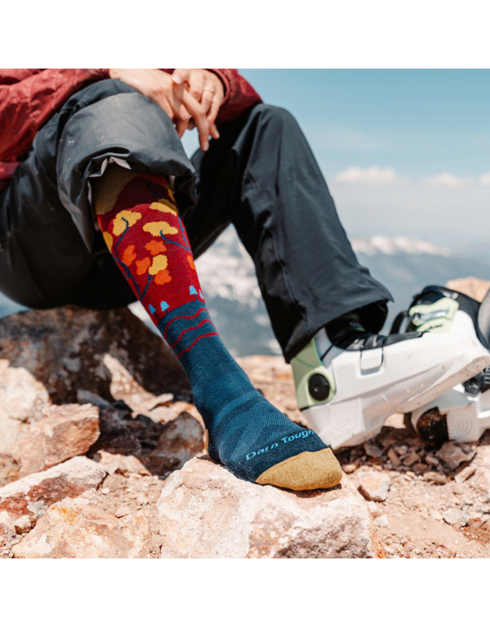 DARN TOUGH WOMENS ENCHANTED OTC MID SKI SOCK